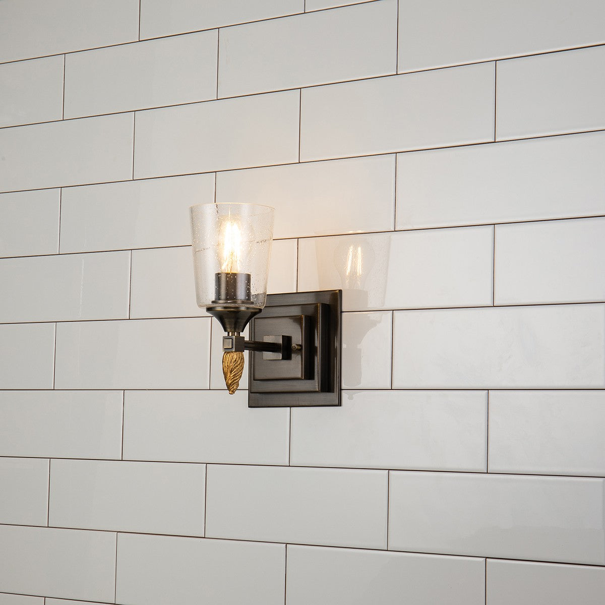 Lucas + McKearn - BB1022DB-1-F2G - Une lampe Murale - Vétiver - Bronze foncé