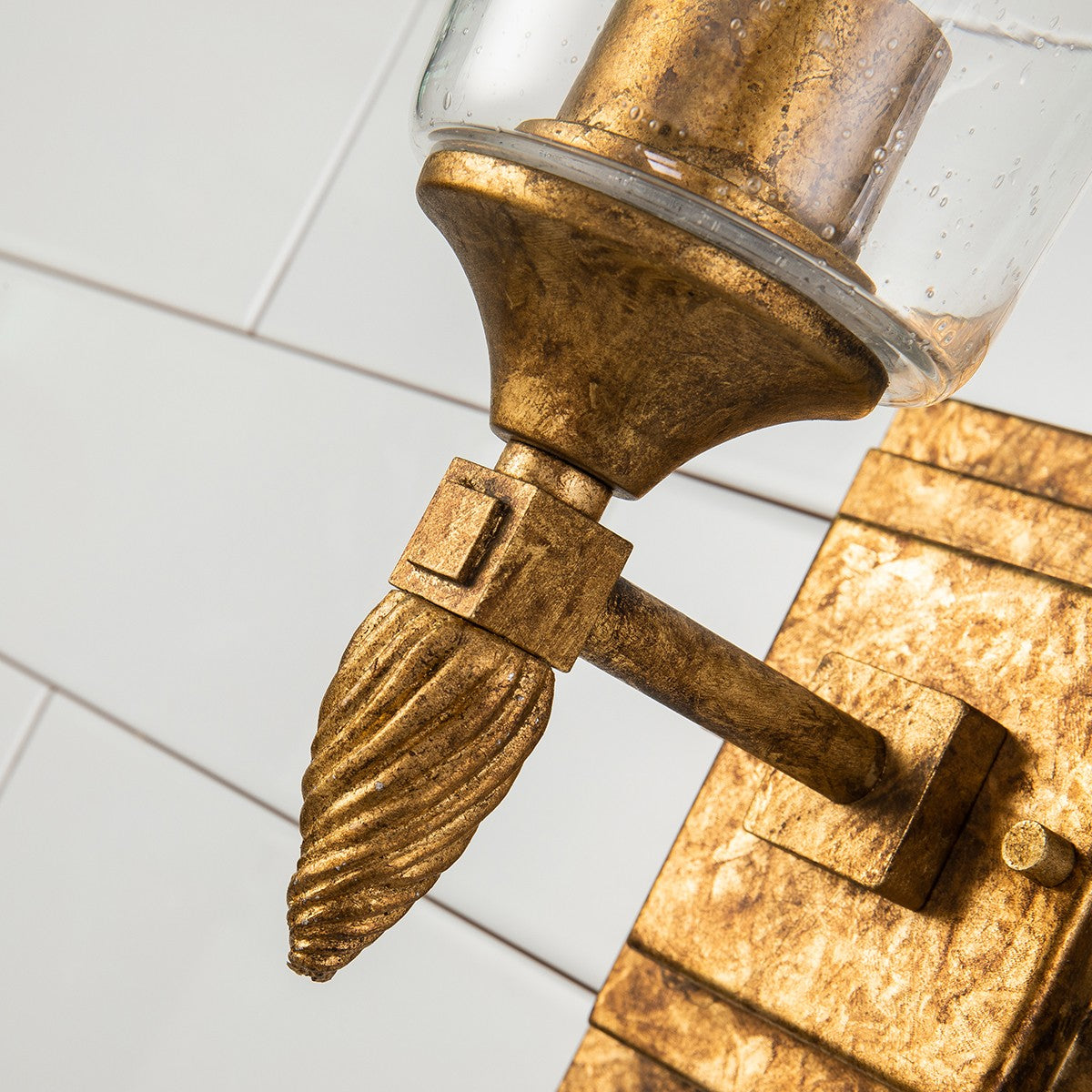 Lucas + McKearn - BB1022G-1-F2G - Une lampe Murale - Vétiver - Feuille d'or