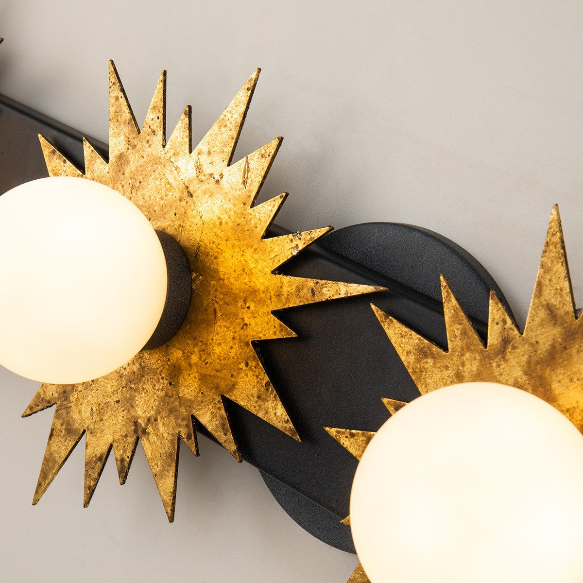 Lucas + McKearn - BB90417-4 - Applique murale à quatre lumières - Soleil - Blanc cassé + Or