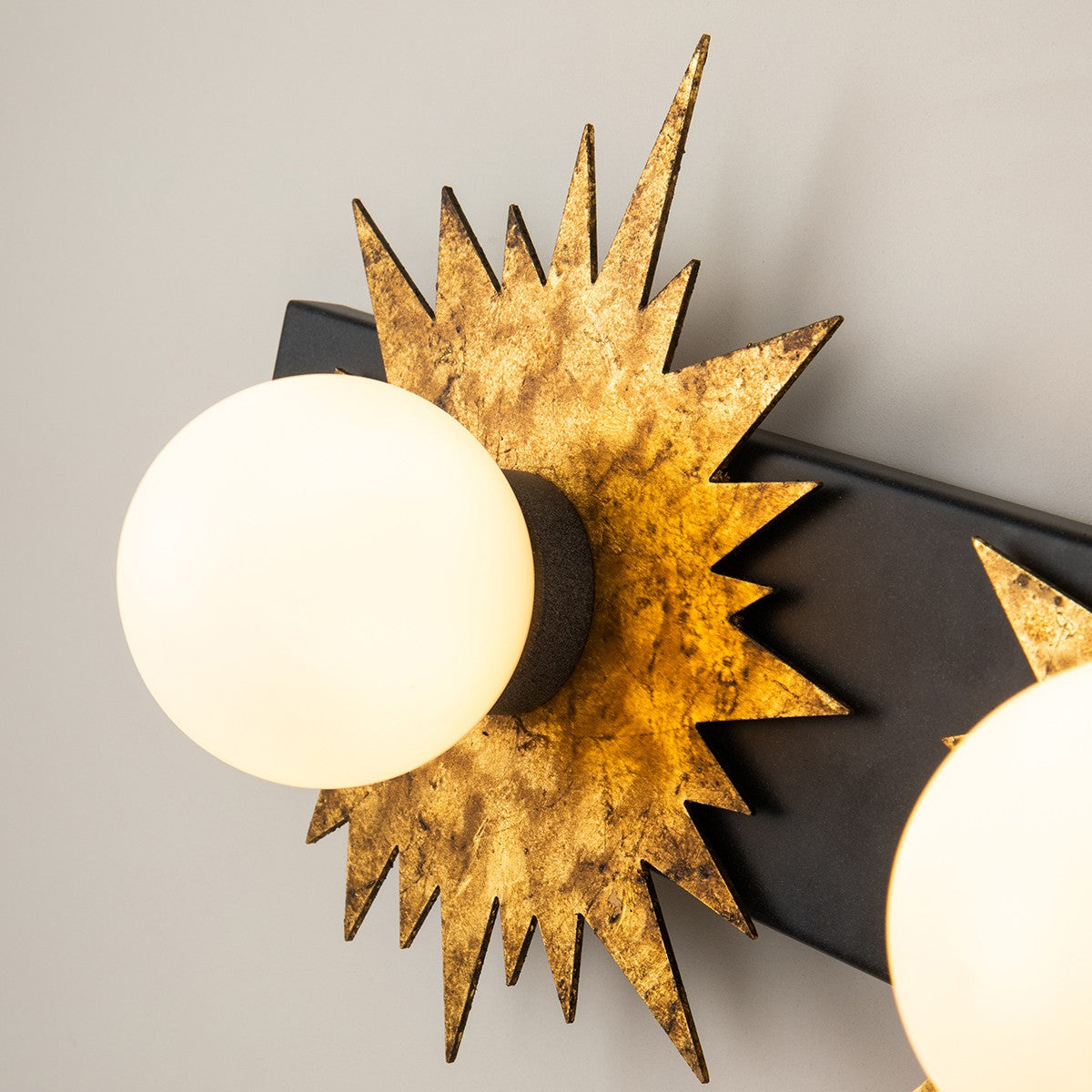 Lucas + McKearn - BB90417-4 - Applique murale à quatre lumières - Soleil - Blanc cassé + Or