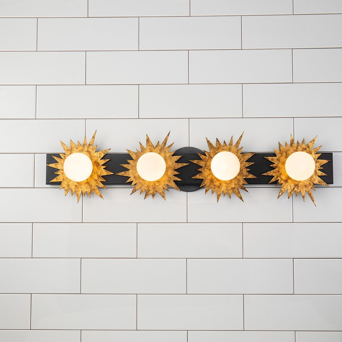 Lucas + McKearn - BB90417-4 - Applique murale à quatre lumières - Soleil - Blanc cassé + Or