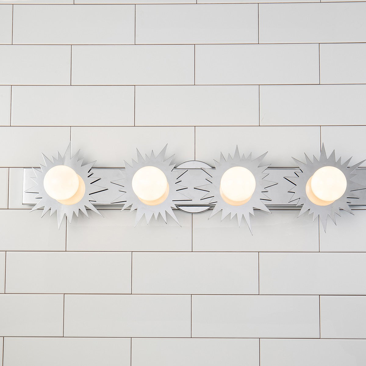 Lucas + McKearn - BB90417PC-4 - Applique murale à quatre lumières - Soleil - Chrome poli