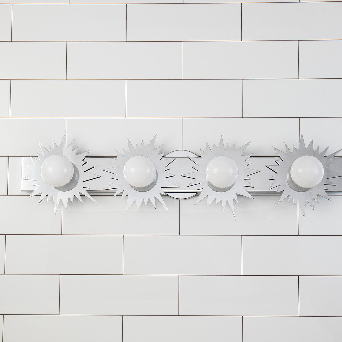 Lucas + McKearn - BB90417PC-4 - Applique murale à quatre lumières - Soleil - Chrome poli