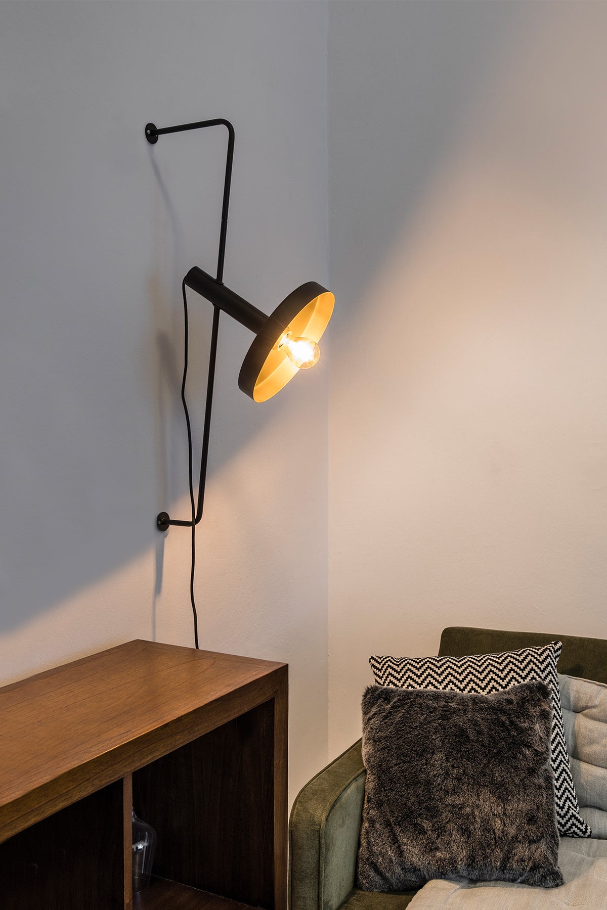 Faro Barcelona 20165-95-US Whizz Table Lamp in Black/Gold