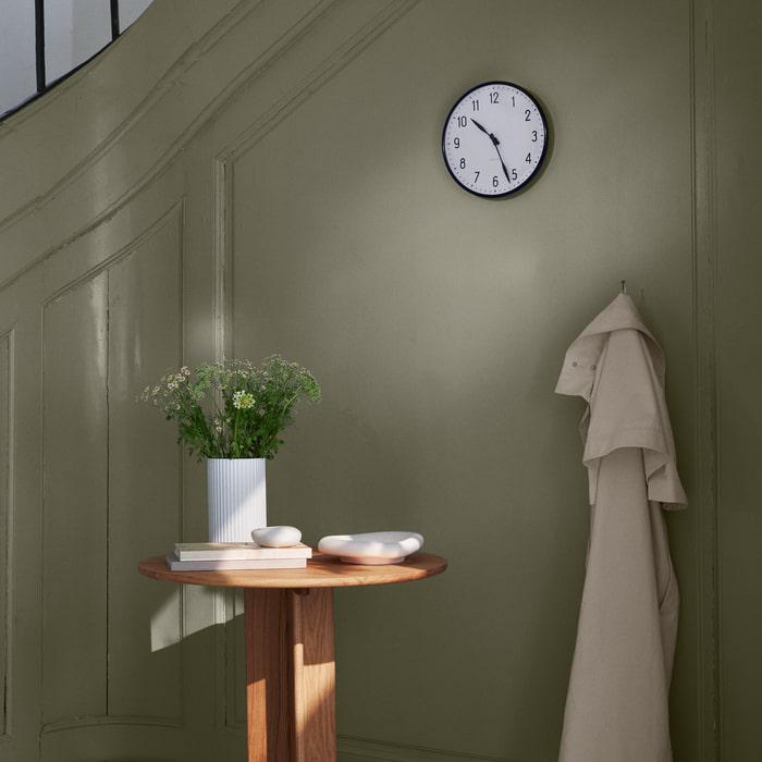 Horloge murale Arne Jacobsen Clocks 43633 Station, blanc/noir