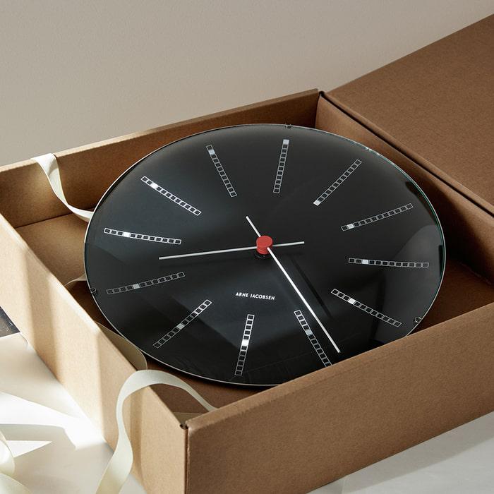 Horloge murale Arne Jacobsen Clocks 43636 de style banquier, noire