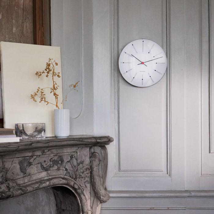 Horloge murale Arne Jacobsen Clocks 43640, modèle banquier, blanc/noir/rouge