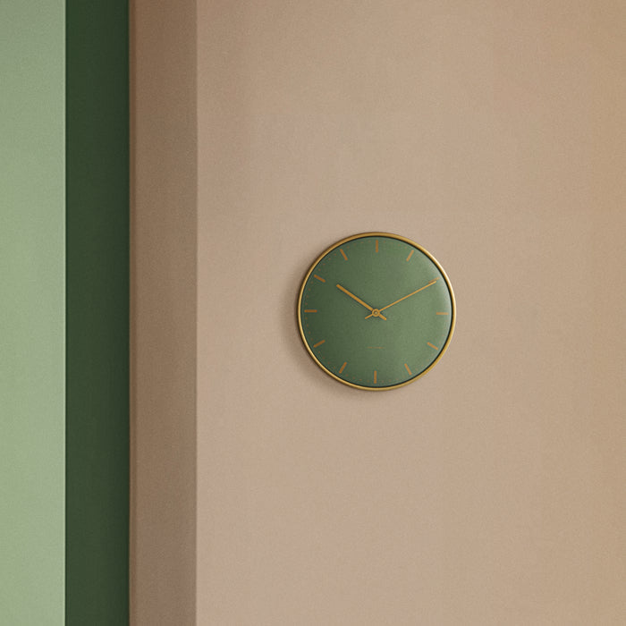 Horloge murale Arne Jacobsen Clocks 43483, modèle Hôtel de Ville, couleur verte