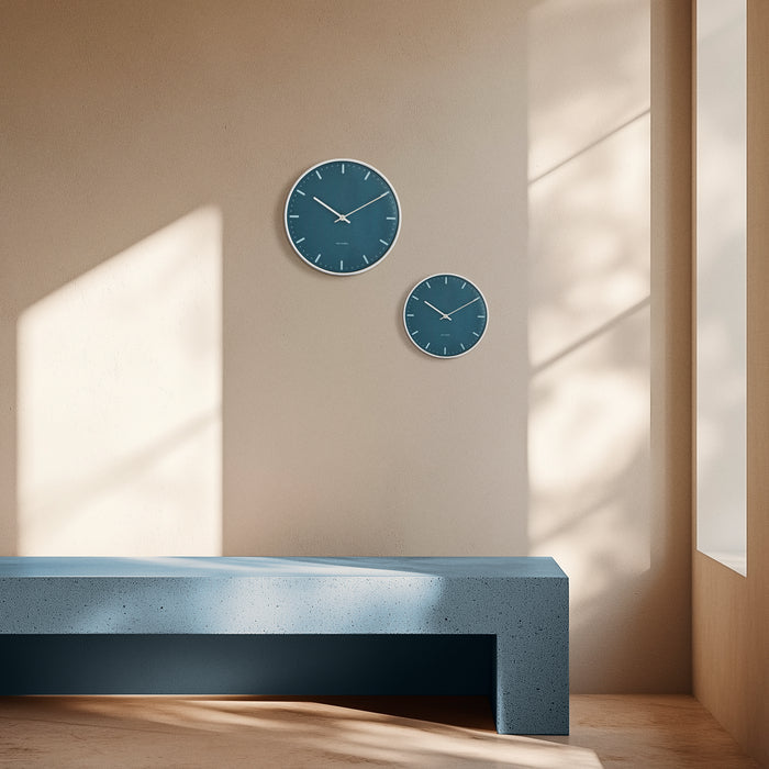 Horloge murale Arne Jacobsen Clocks 43487, Hôtel de Ville, bleue