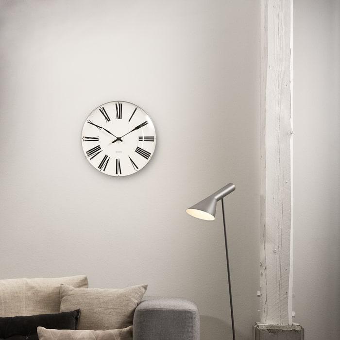 Horloge murale romaine Arne Jacobsen Clocks 43642, blanc/noir