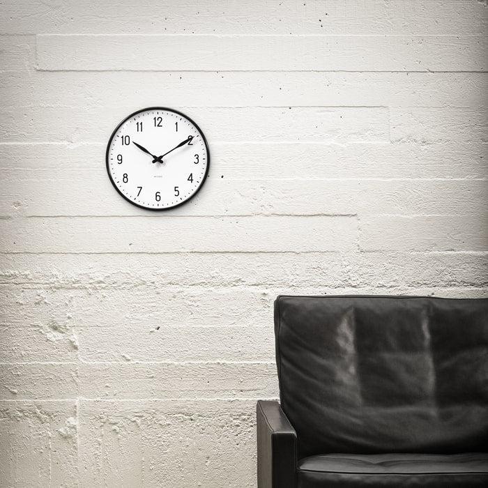 Horloge murale Arne Jacobsen Clocks 43643 Station, blanc/noir