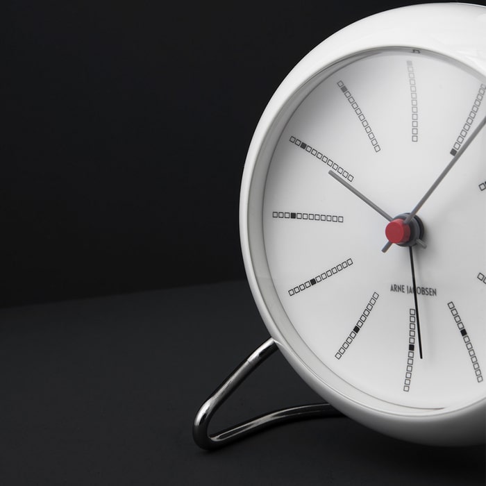 Horloge de table de banquier Arne Jacobsen Clocks 43675, blanche