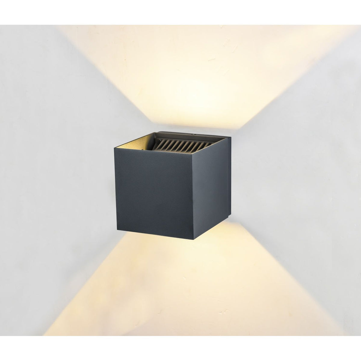 Cube LED 5"W Avenue Outdoor avec affichage haut/bas Murale Vue de dessus de l'AV9887-BLK — l'ouverture carrée révèle la source lumineuse LED