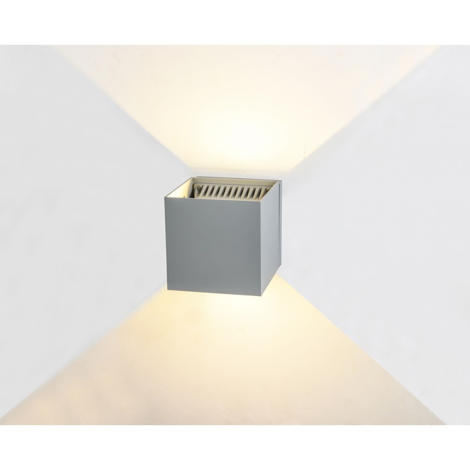 Cube LED 5"W Avenue Outdoor avec affichage haut/bas Murale Vue de dessus de l'AV9887-SLV — l'ouverture carrée révèle la source lumineuse LED