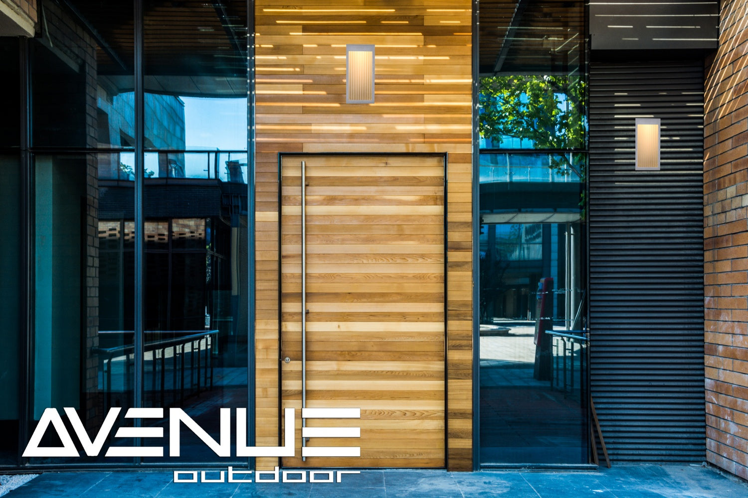 Avenue Outdoor Rectangular LED Murale AV9901-SLV installé à l'extérieur — applique murale argentée diffusant une lumière douce et nette sur le mur