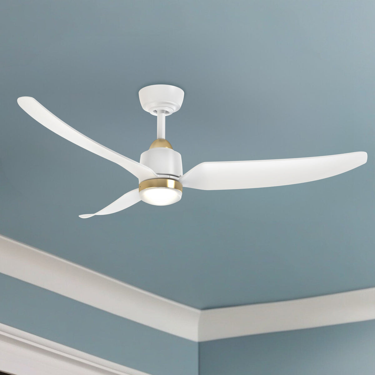 Plafonnier extérieur LED Hugo de Kuzco Lighting CF72952-BG/MB-5CCT Ventilateur en or brossé/noir mat