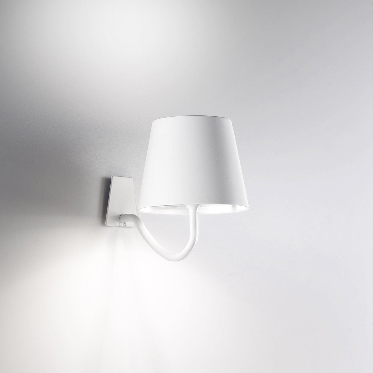 Zafferano America LD0688B4 Poldina Pro Wall Magnetic with Mounting Bracket in White