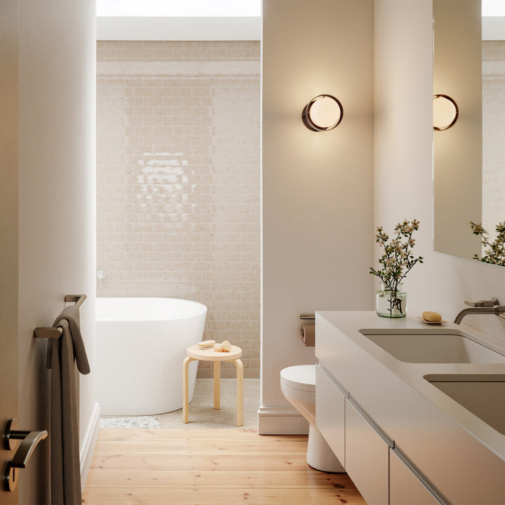 Applique murale Tala Loop dans une salle de bain gris foncé, style de vie