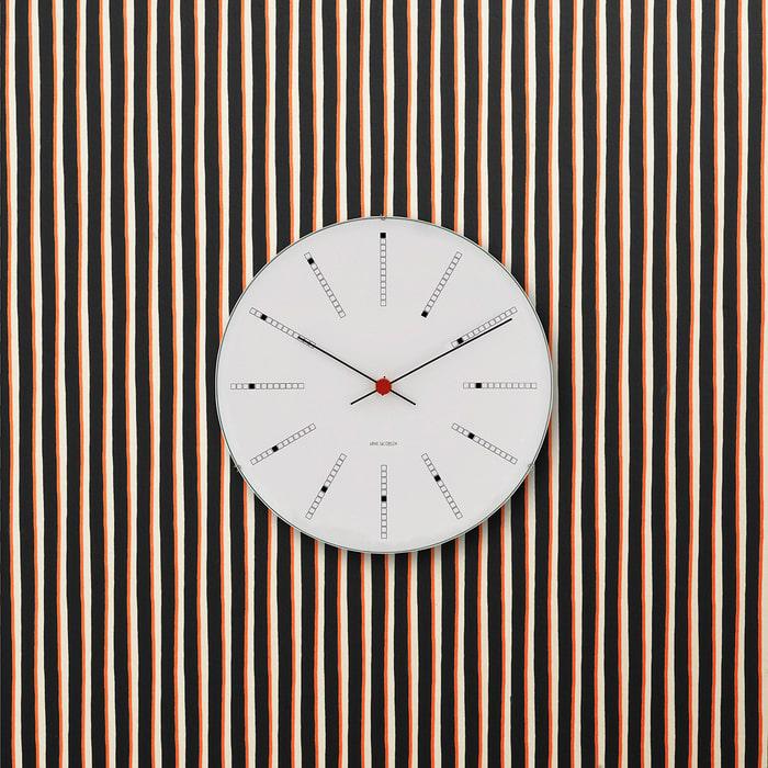 Horloge murale Arne Jacobsen Clocks 43650, modèle banquier, blanc/noir/rouge