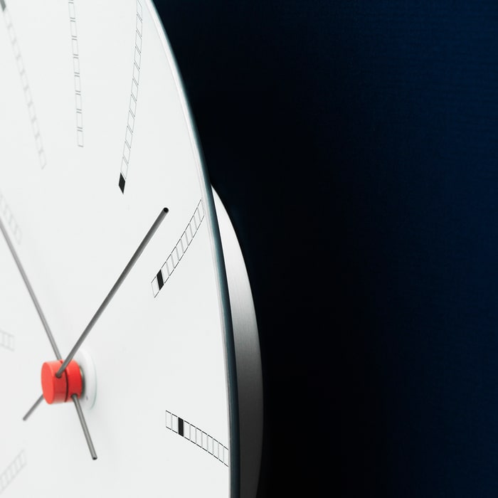 Horloge murale Arne Jacobsen Clocks 43688, style banquier, blanc/noir/rouge