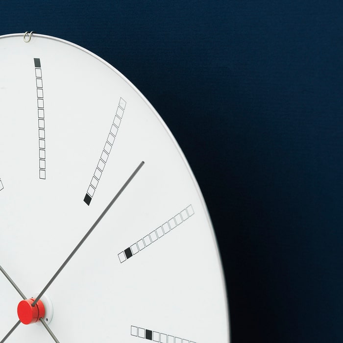 Horloge murale Arne Jacobsen Clocks 43688, style banquier, blanc/noir/rouge