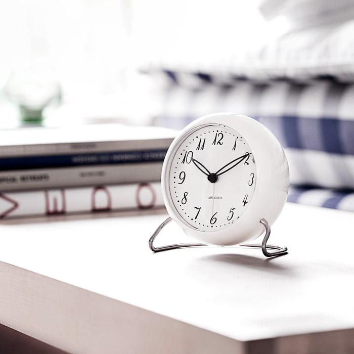 Horloge de table Arne Jacobsen Clocks 43670 LK blanche