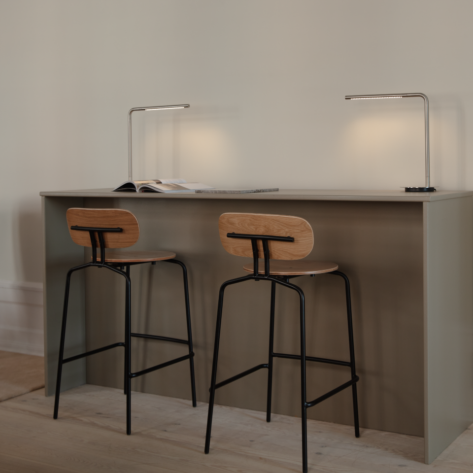 Umage Curious Bar Stool in oak with black legs, detail view