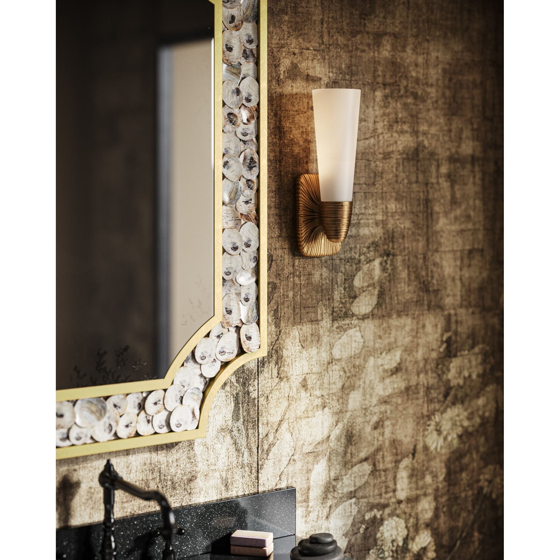 Currey and Company - 5800-0067 - Une lumière Murale - Bonaz - Blanc opaque / Laiton antique