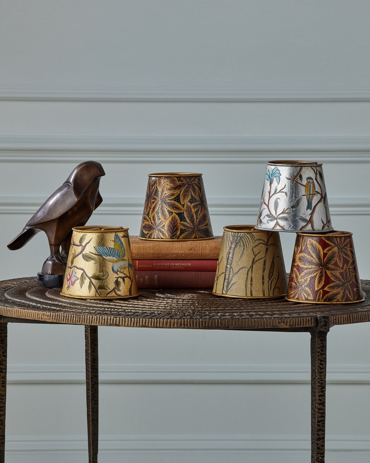 Currey and Company 1200-1058 Oiseau Horus en brun foncé