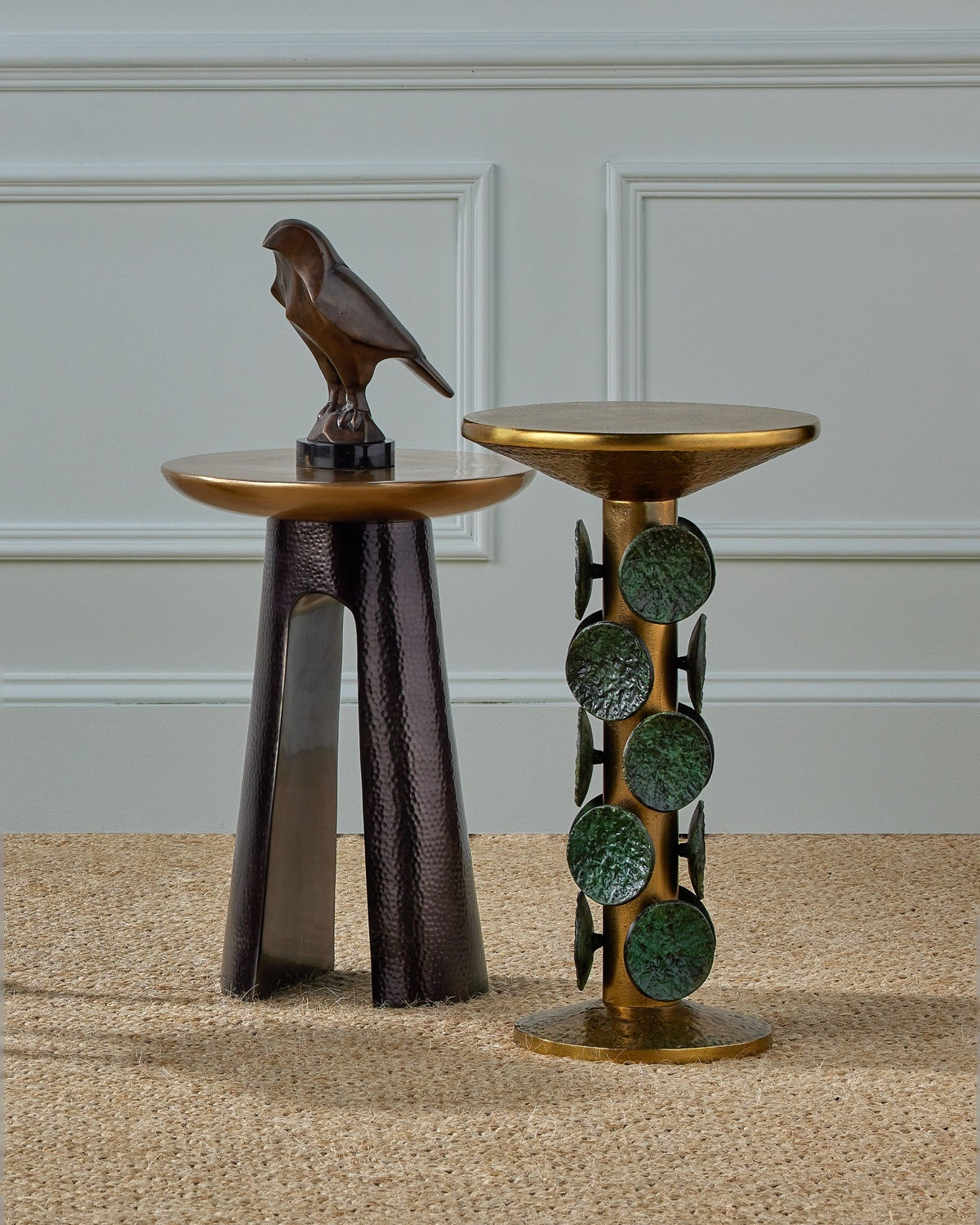 Currey and Company 1200-1058 Oiseau Horus en brun foncé