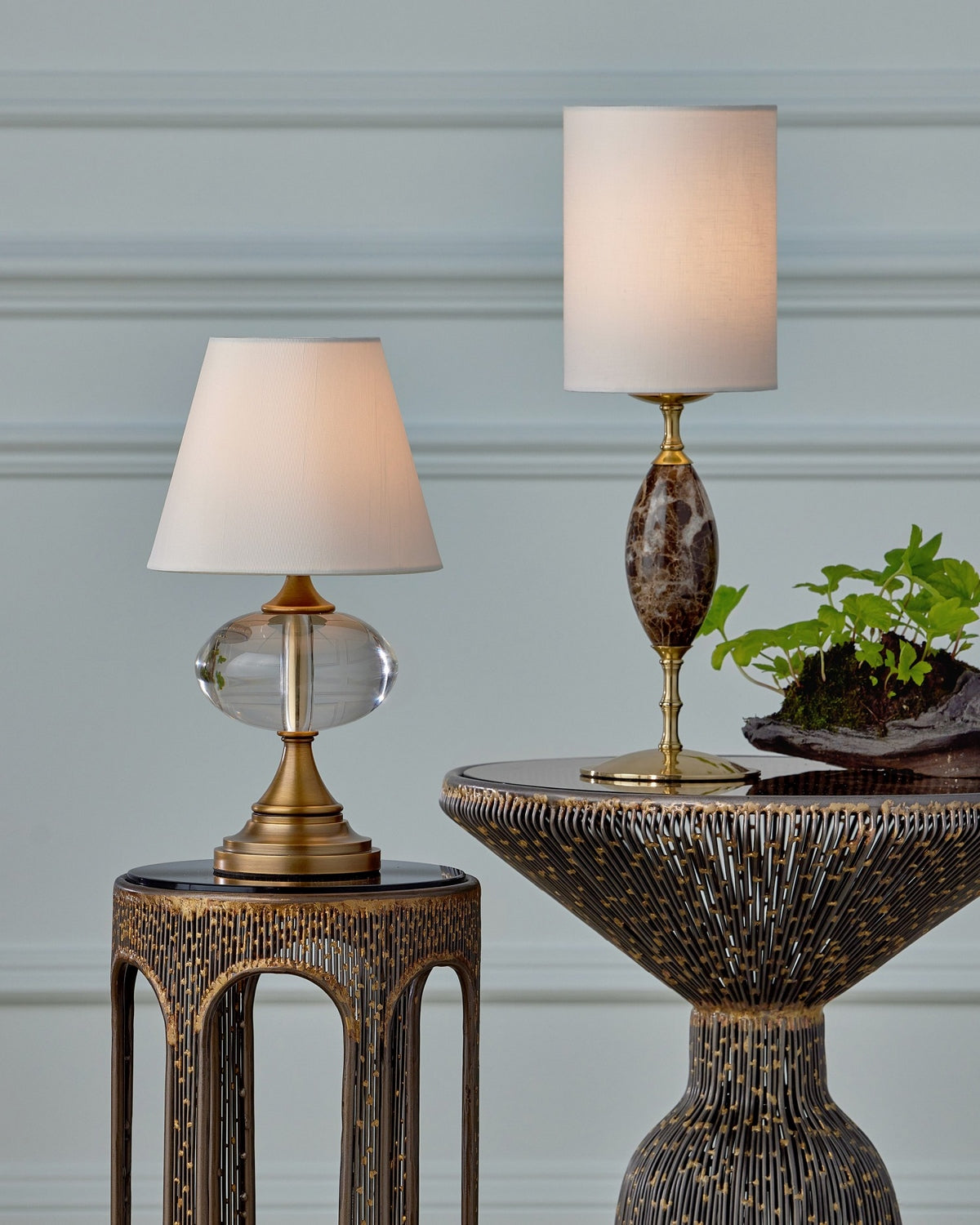 Currey and Company 6700-0020 Marche sans fil Lampe de table en brun/laiton