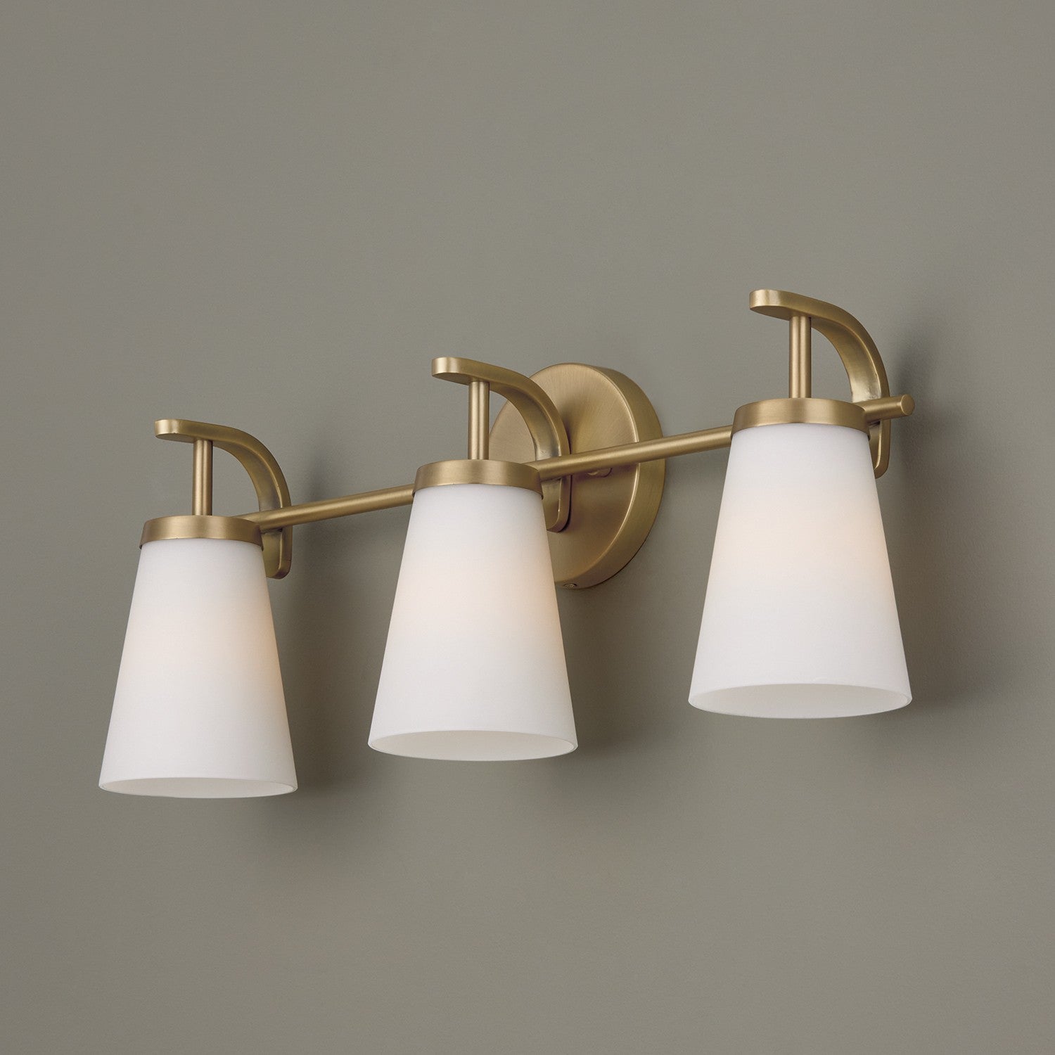 Éclairage Capital - 161031AD-660 - Applique murale à trois lumières - Drake - Laiton vieilli