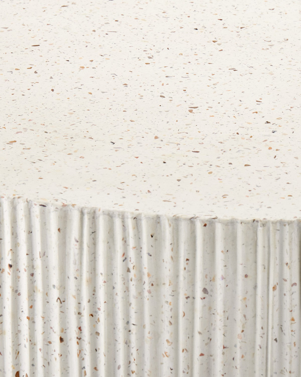 Table basse Ridge Terrazzo de Currey and Company, 2000-0053, coloris ivoire.