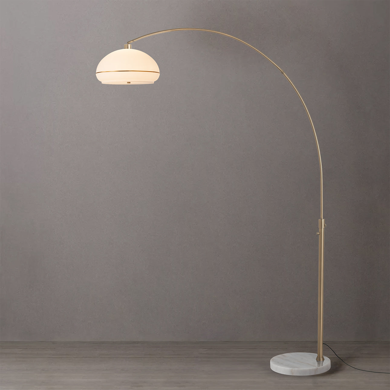 Lampe à arc Simple Morelli Nova of California 2115821WB en laiton vieilli Lucite/blanc