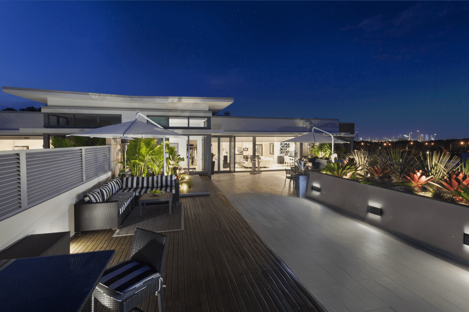 Éclairage extérieur - Illuminez votre jardin d'été | Montreal Lighting & Hardware