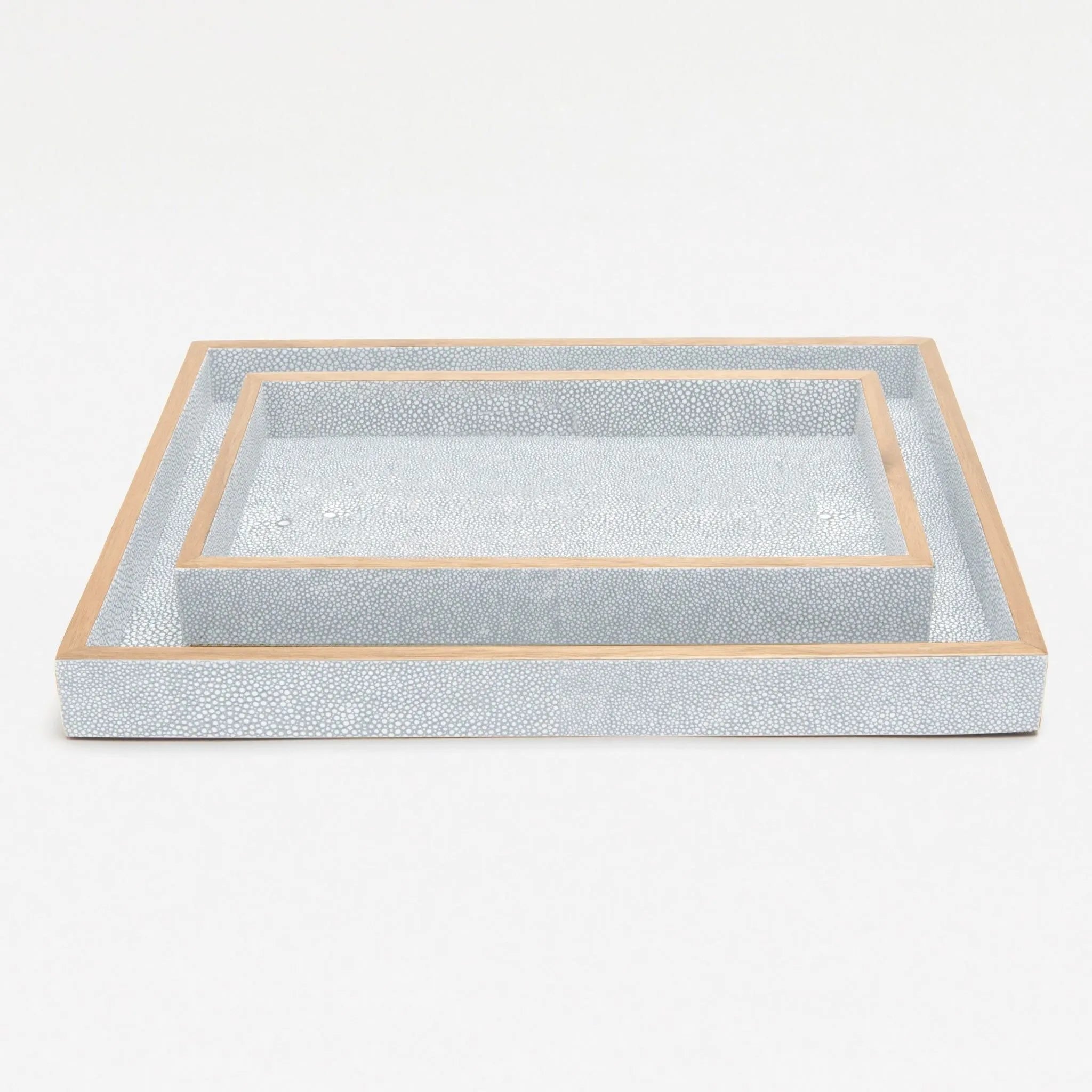 Ensemble de plateaux Manchester PP000946 de Pigeon and Poodle (25,4 cm L x 15,2 cm l x 3,8 cm H, 31,8 cm L x 24,1 cm l x 3,8 cm H) en similicuir galuchat réaliste gris nuage