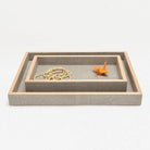 Ensemble de plateaux Manchester de Pigeon and Poodle PP001021 (25,4 cm L x 15,2 cm l x 3,8 cm H, 31,8 cm L x 24,1 cm l x 3,8 cm H) couleur sable, en similicuir galuchat réaliste