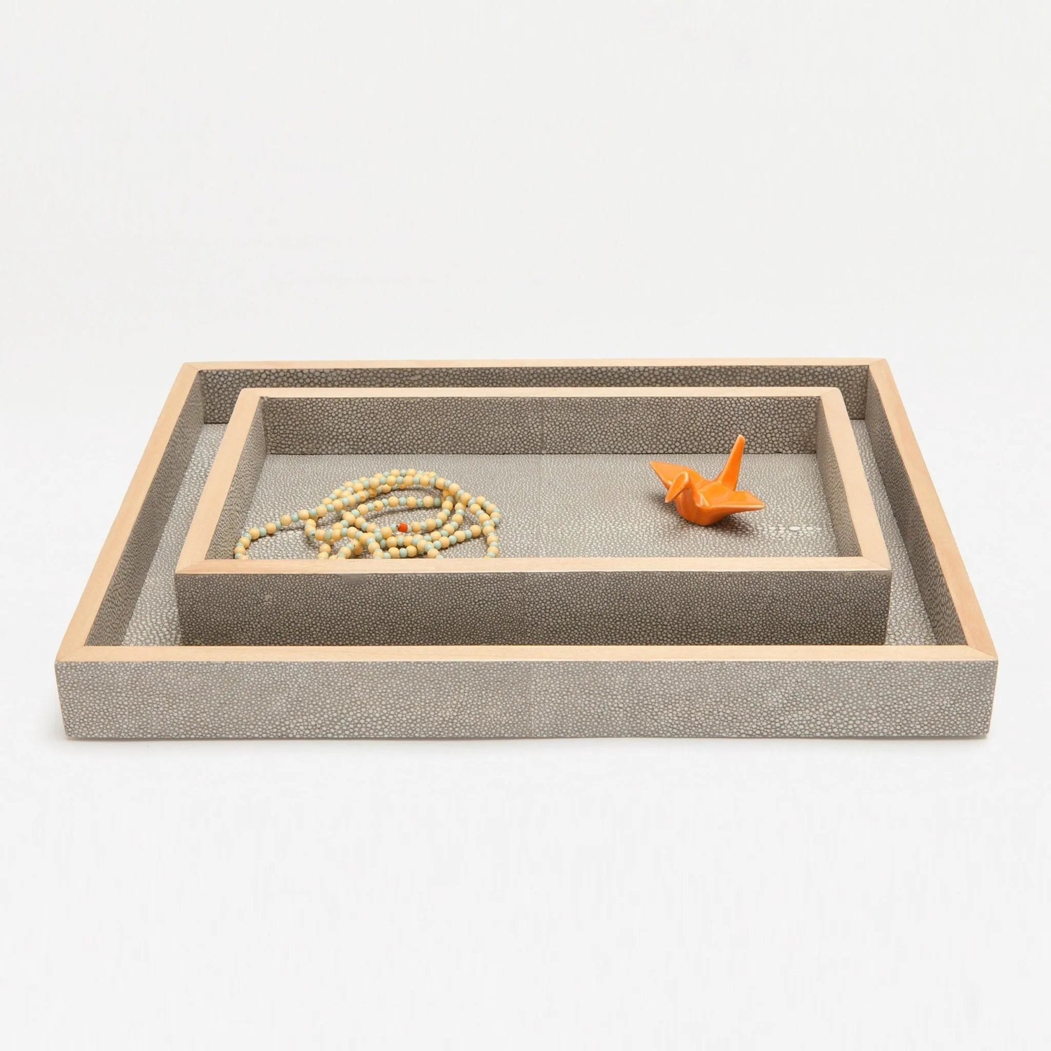 Ensemble de plateaux Manchester de Pigeon and Poodle PP001021 (25,4 cm L x 15,2 cm l x 3,8 cm H, 31,8 cm L x 24,1 cm l x 3,8 cm H) couleur sable, en similicuir galuchat réaliste