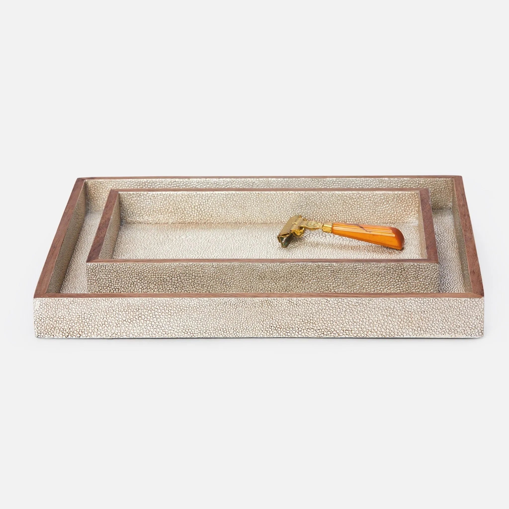 Ensemble de plateaux Manchester (25,4 cm L x 15,2 cm l x 3,8 cm H et 31,8 cm L x 24,1 cm l x 3,8 cm H) de Pigeon and Poodle PP000961, en similicuir galuchat réaliste gris froid