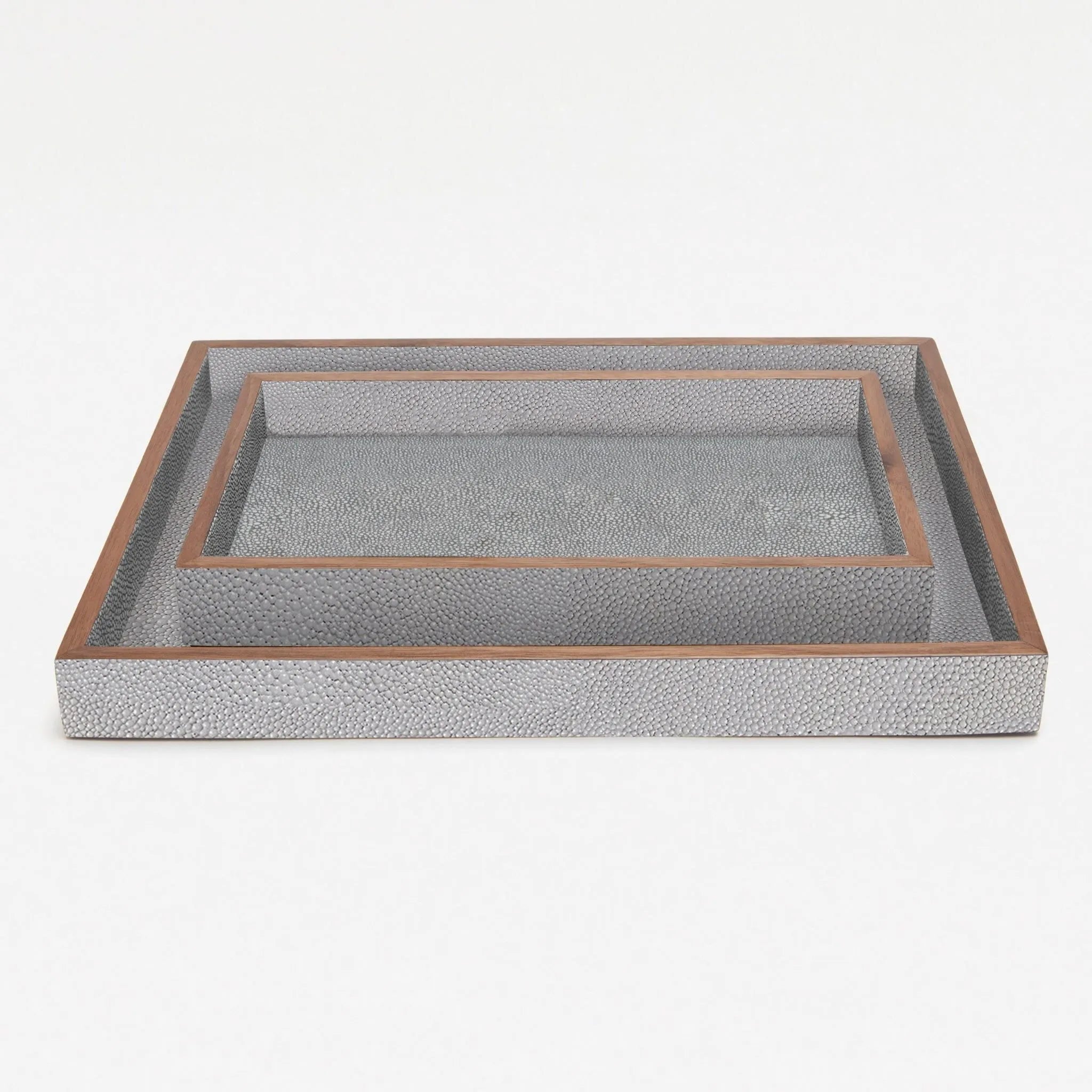 Ensemble de plateaux Manchester PP000931 Pigeon and Poodle (25,4 cm L x 15,2 cm l x 3,8 cm H, 31,8 cm L x 24,1 cm l x 3,8 cm H) en similicuir galuchat réaliste gris cendré