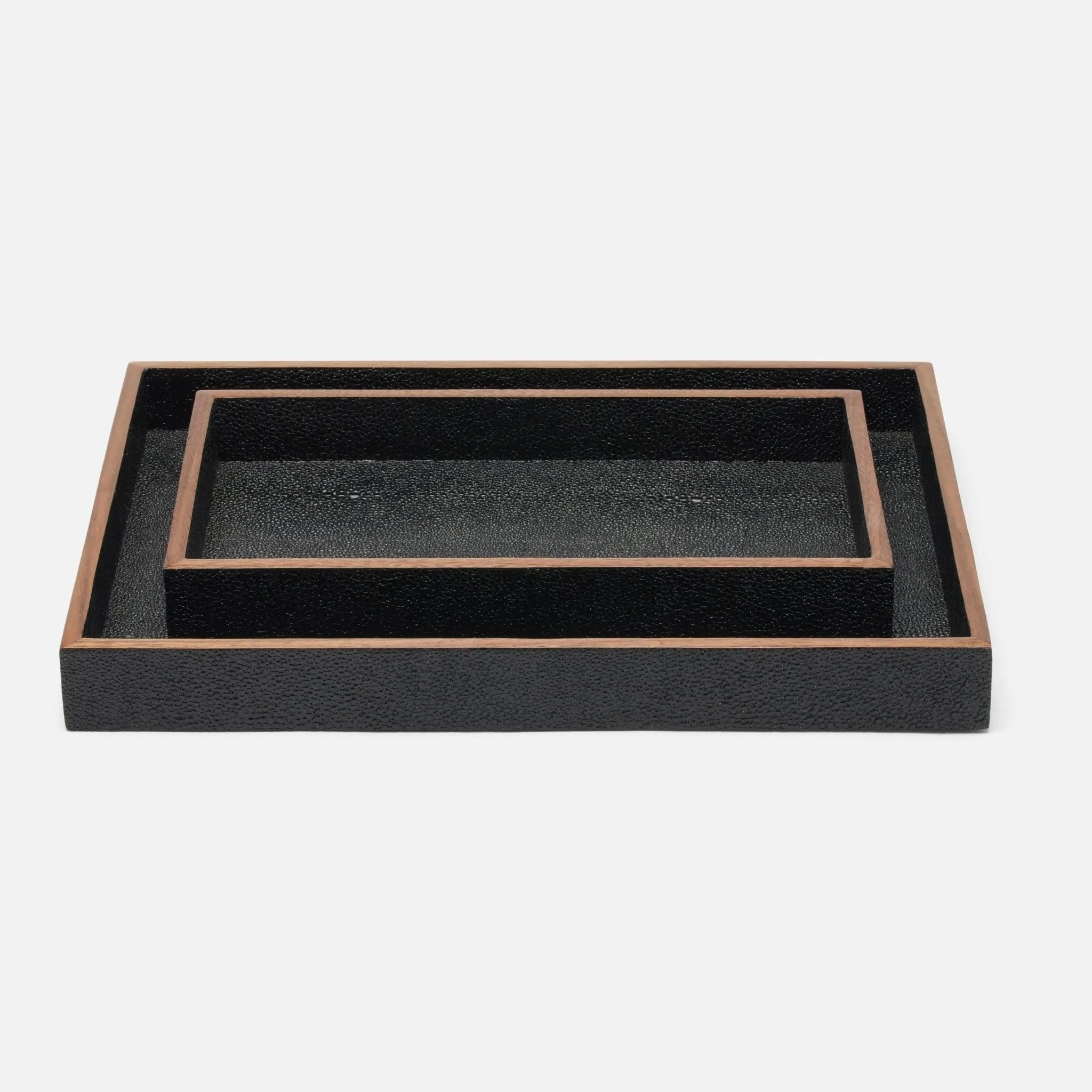 Ensemble de plateaux Manchester PP005215 de Pigeon and Poodle (25,4 cm L x 15,2 cm l x 3,8 cm H, 31,8 cm L x 24,1 cm l x 3,8 cm H) en similicuir galuchat noir réaliste