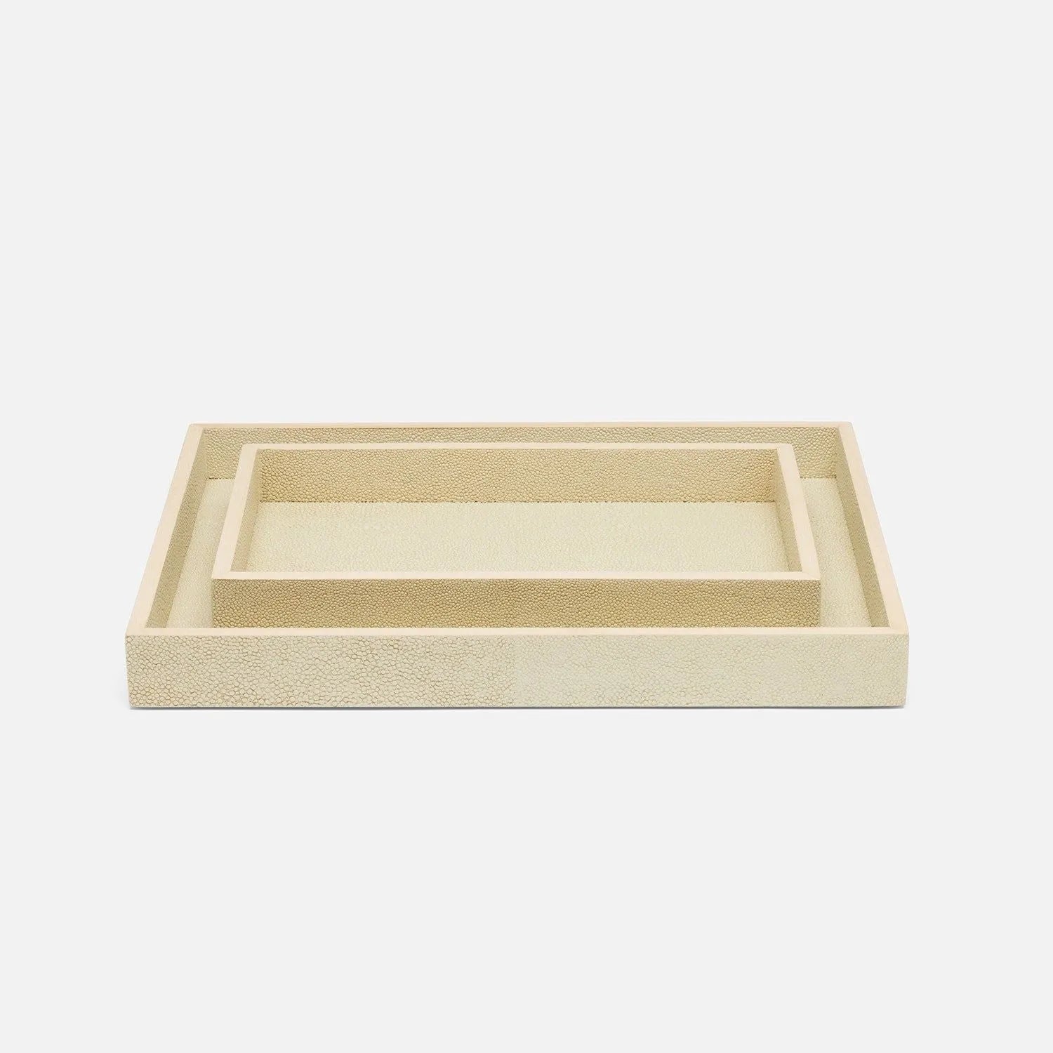 Ensemble de plateaux Manchester (25,4 cm L x 15,2 cm l x 3,8 cm H, 31,8 cm L x 24,1 cm l x 3,8 cm H) de Pigeon and Poodle PP000976, couleur ivoire, imitation galuchat réaliste.
