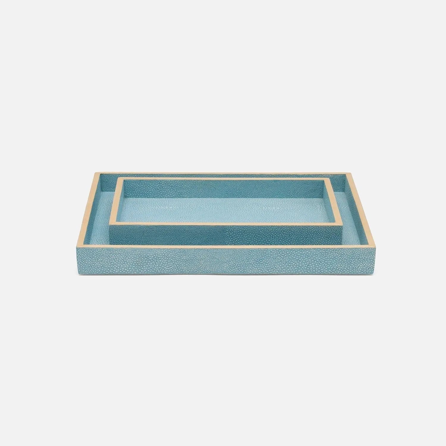 Ensemble de plateaux Manchester (25,4 cm L x 15,2 cm l x 3,8 cm H, 31,8 cm L x 25,4 cm l x 2,5 cm H) Pigeon and Poodle PP007633, en similicuir galuchat réaliste bleu poudré