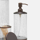 Distributeur de savon Pomaria Pigeon and Poodle PP004891 (6,35 cm de diamètre x 19 cm de hauteur) en verre argenté brossé et acier inoxydable
