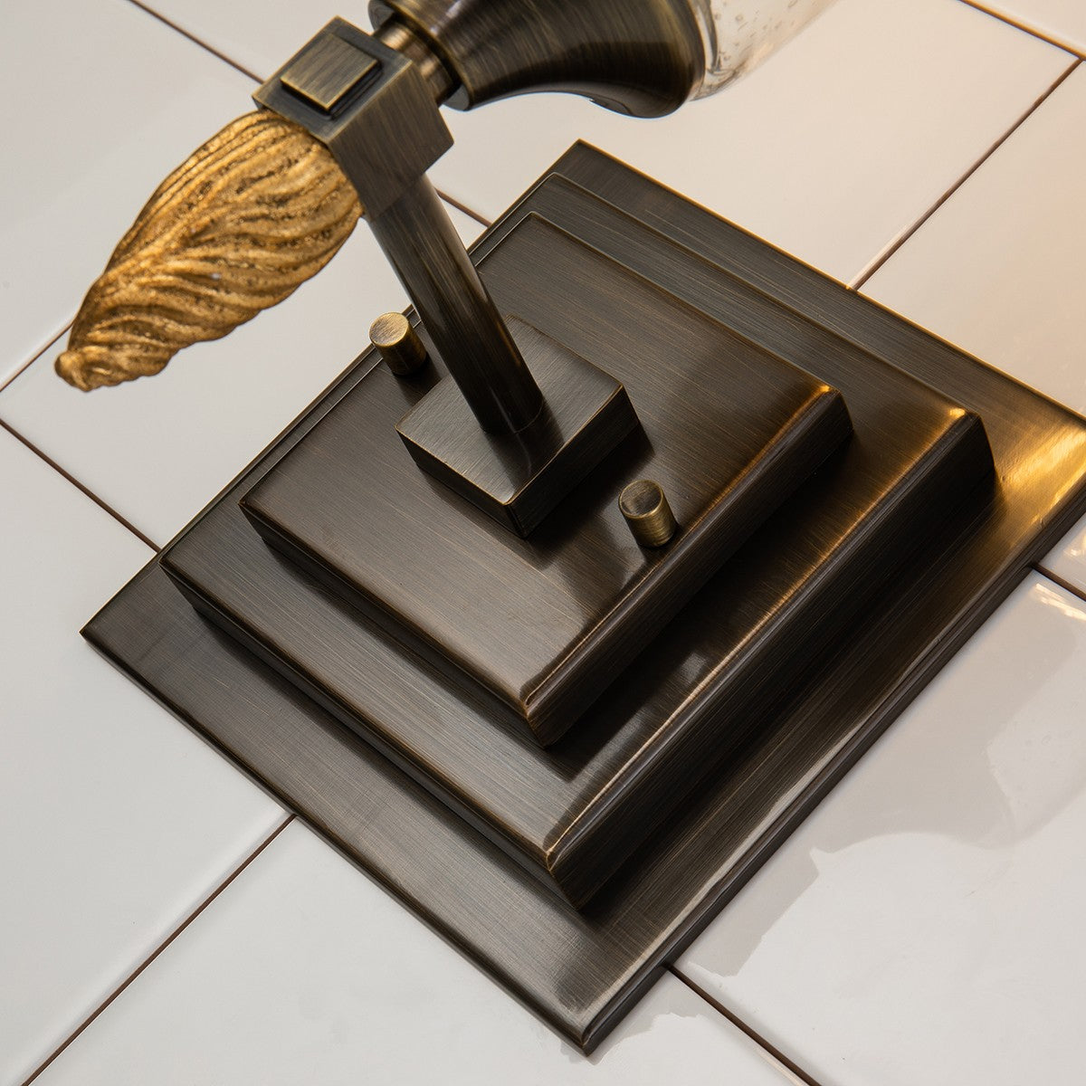 Lucas + McKearn - BB1022DB-1-F2G - Une lampe Murale - Vétiver - Bronze foncé