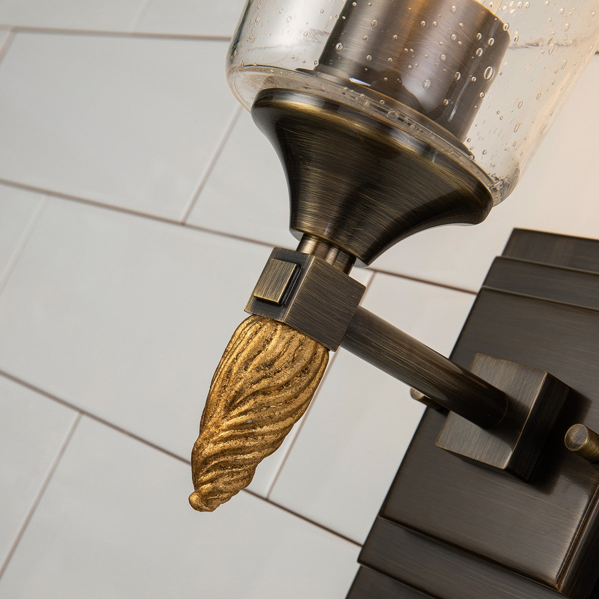 Lucas + McKearn - BB1022DB-1-F2G - Une lampe Murale - Vétiver - Bronze foncé
