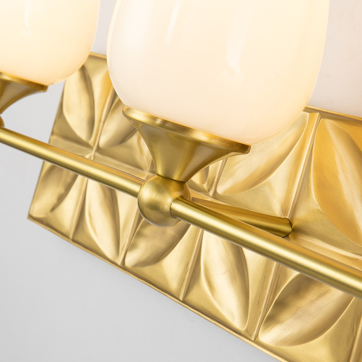 Lucas + McKearn - BB1300AGB-3 - Applique murale à trois lumières - Epsilon - Laiton vieilli