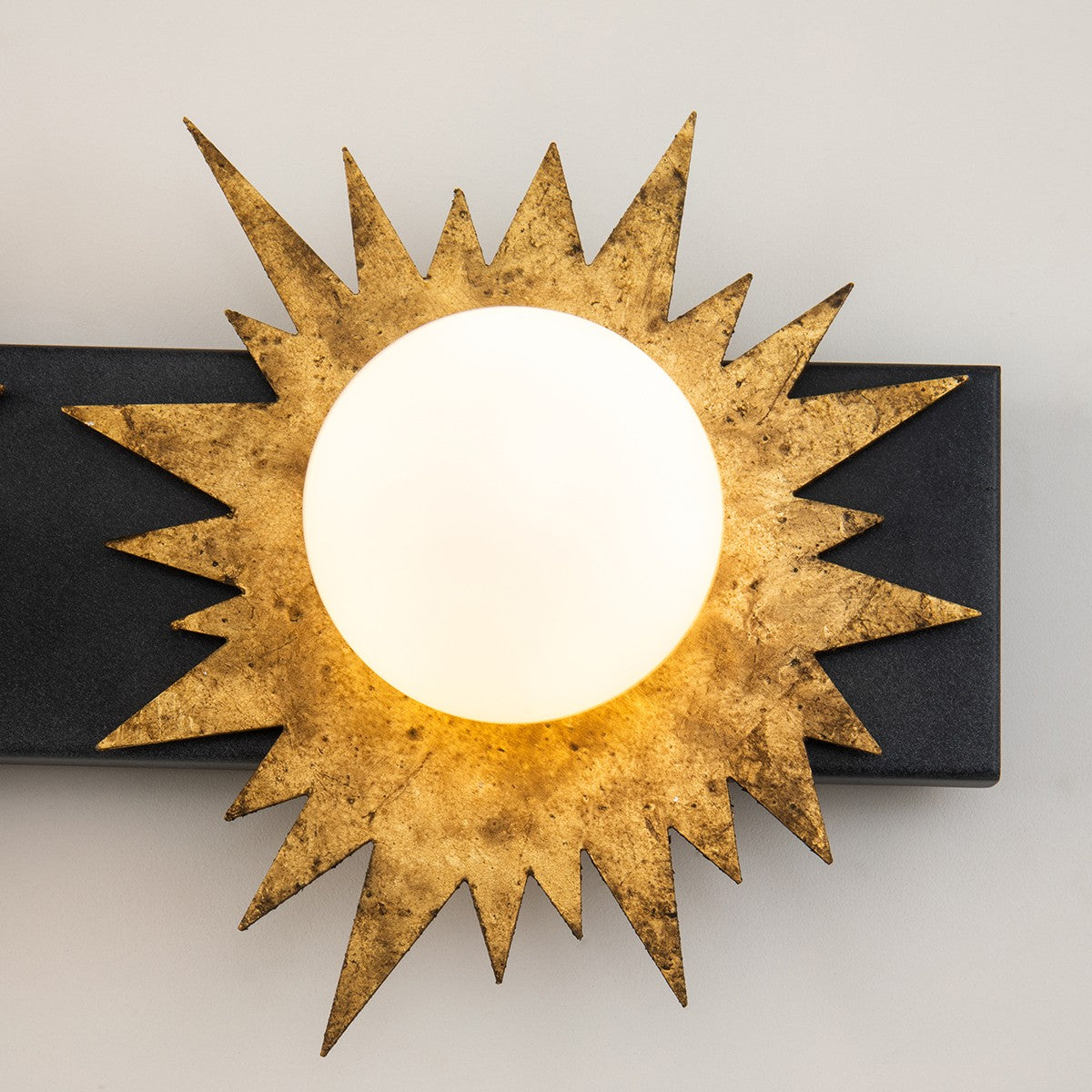 Lucas + McKearn - BB90417-4 - Applique murale à quatre lumières - Soleil - Blanc cassé + Or