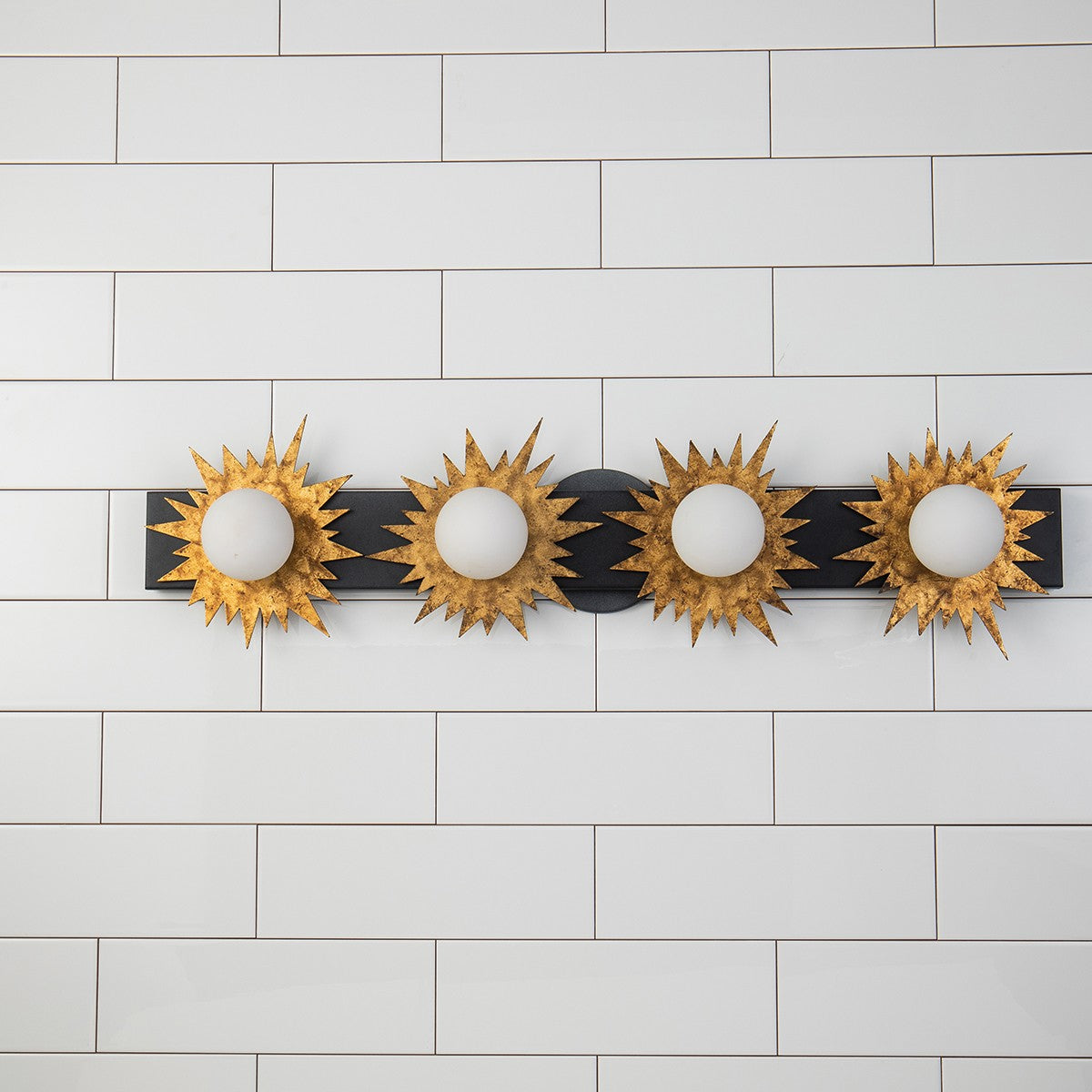 Lucas + McKearn - BB90417-4 - Applique murale à quatre lumières - Soleil - Blanc cassé + Or