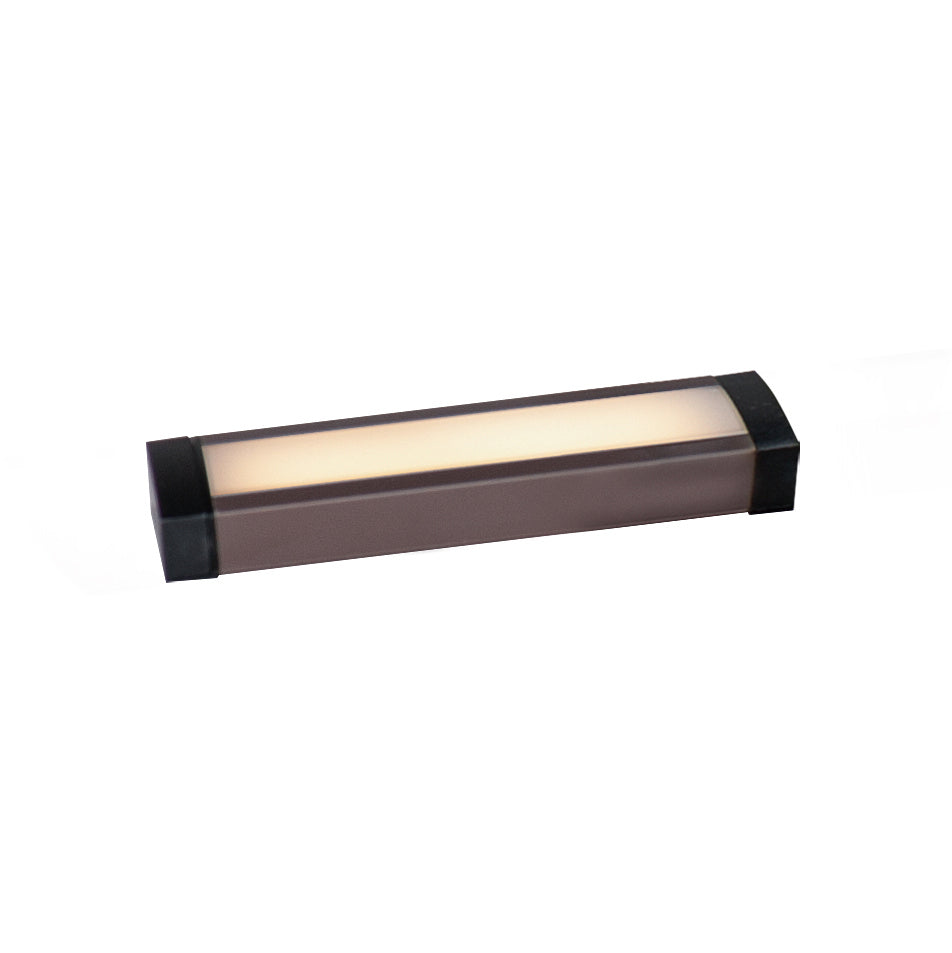 Luminaire encastré mince CounterMax 120 V de Maxim Lighting 88950BZ, couleur bronze, à placer sous un meuble.